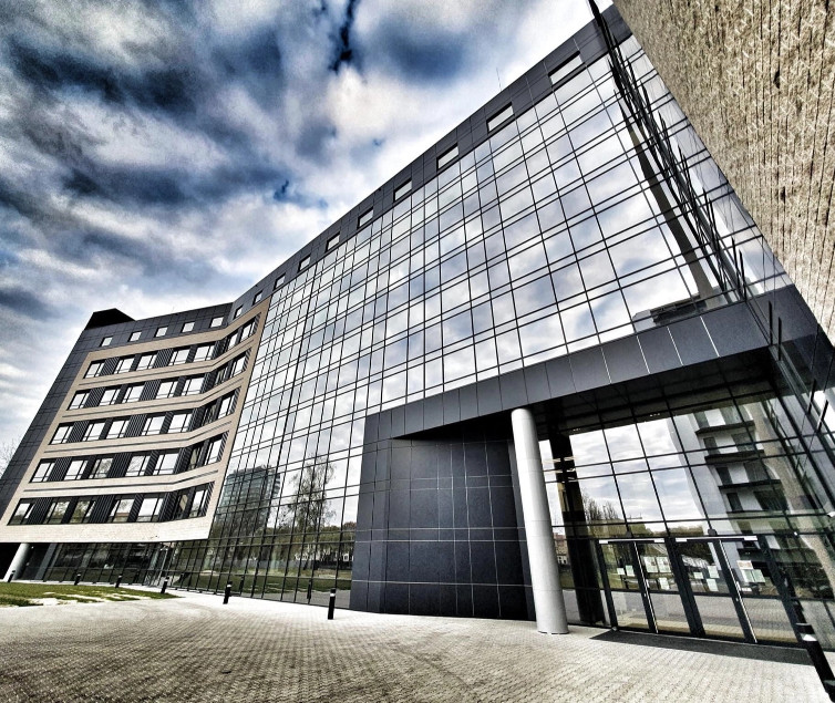 Budynek Akademii Ekonomiczno-Humanistycznej w Warszawie